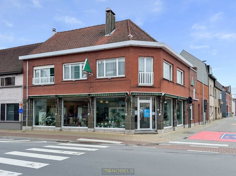 Op een CENTRALE LIGGING met een GROTE VISIBILITEIT gelegen aan de VERBINDINGSWEG TUSSEN MERELBEKE EN GENT nabij alle faciliteiten bevindt zich deze ha