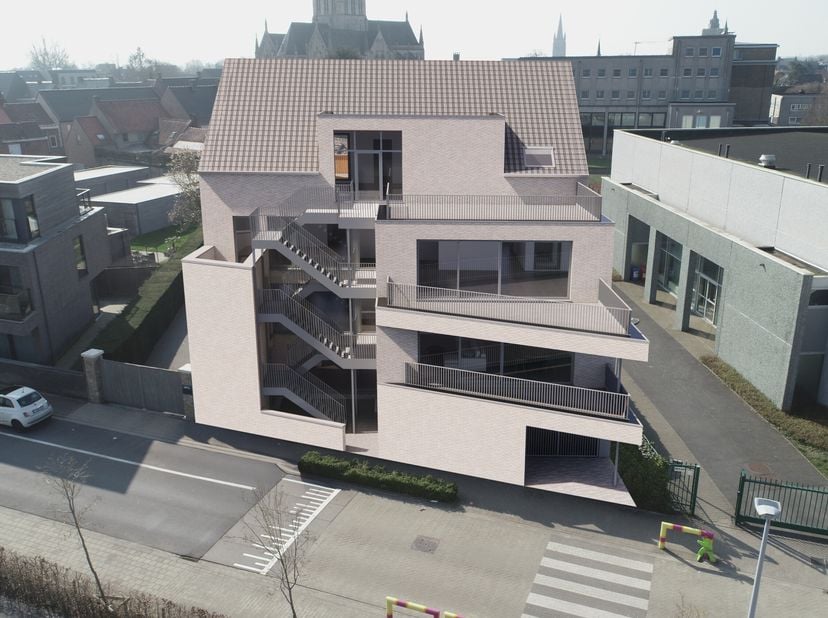 Située au cur de Poperinge, juste en face de la piscine, cette résidence moderne propose 6 appartements, 1 garage et 5 places de parking, ce qui la re