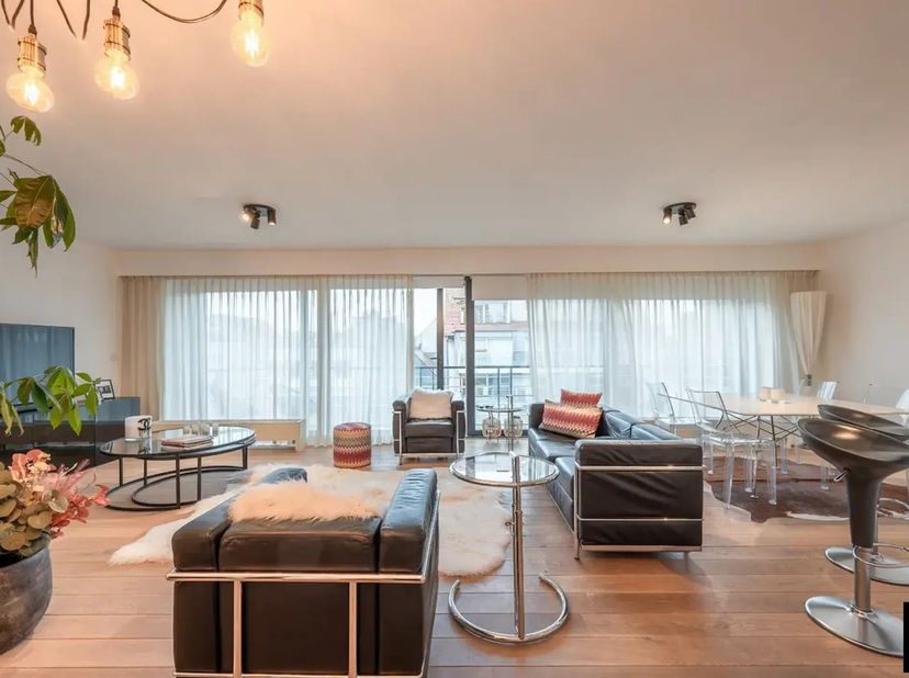 Ruim en lichtrijk ongemeubeld appartement, gelegen aan de zonnige zijde van de Lippenslaan.&lt;br /&gt;
Indeling: Een ruime inkomhal met vestiaire en apart