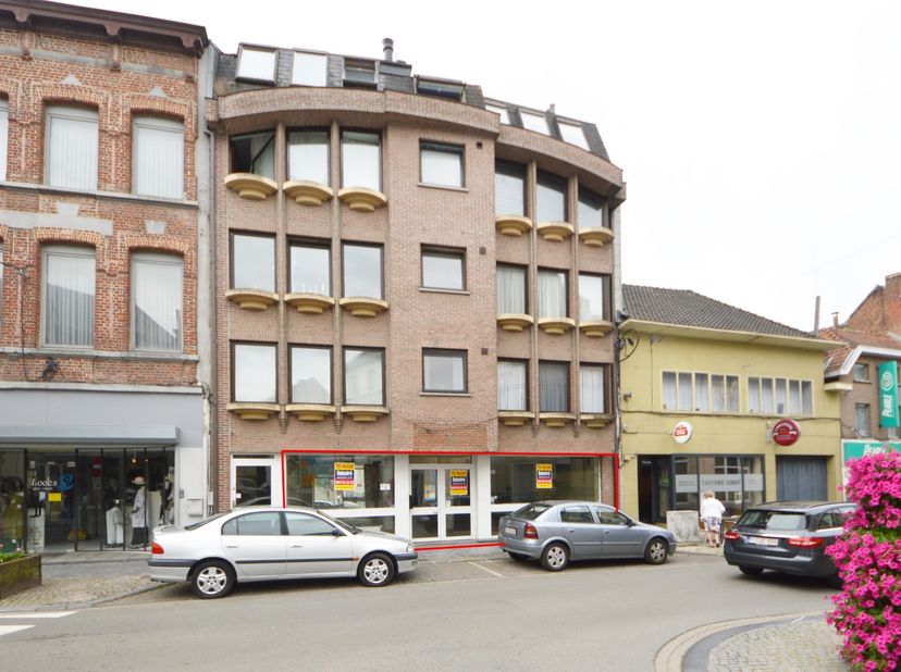 Handelsgelijkvloers of kantoor met veel potentieel te huur, gelegen in het centrum van Ninove met een gelijkvloerse oppervlakte van 203 m². (het pand