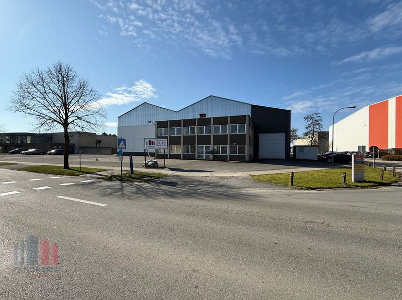 Veelzijdig bedrijfsgebouw met een totale oppervlakte van 5.952 m². De ligging in Aalter, nabij belangrijke verkeersknooppunten zoals de E40 en de N44,
