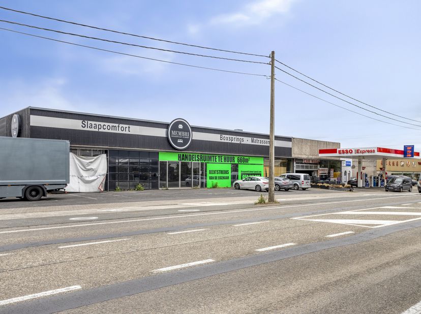 Propriété polyvalente composée d&#039;un espace commercial avec des entrepôts et une station-service.&lt;br /&gt;
Situé dans un endroit très commerçant, sur la r