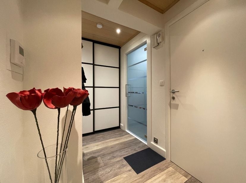 Wenst u dit pand te bezoeken ? Vul via https://bit.ly/3p7s1pf onze inlichtingenfiche in.Dit leuk appartement bevindt zich in op een rustig pleintje in