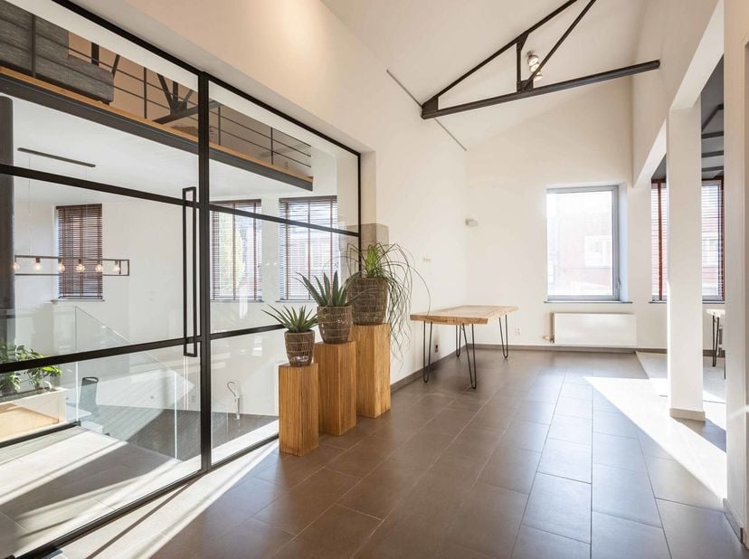 Nous trouvons ce fantastique loft de bureau d&#039;une superficie de 149 mètres carrés dans un endroit très central et facile d&#039;accès au cur d&#039;Audenarde. P
