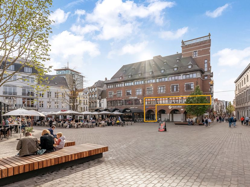 Volledig ingerichte kantoorruimte van 130m² in het centrum van Hasselt. Deze kantoorruimte is gelegen aan de Grote Markt in het hart van Hasselt centr