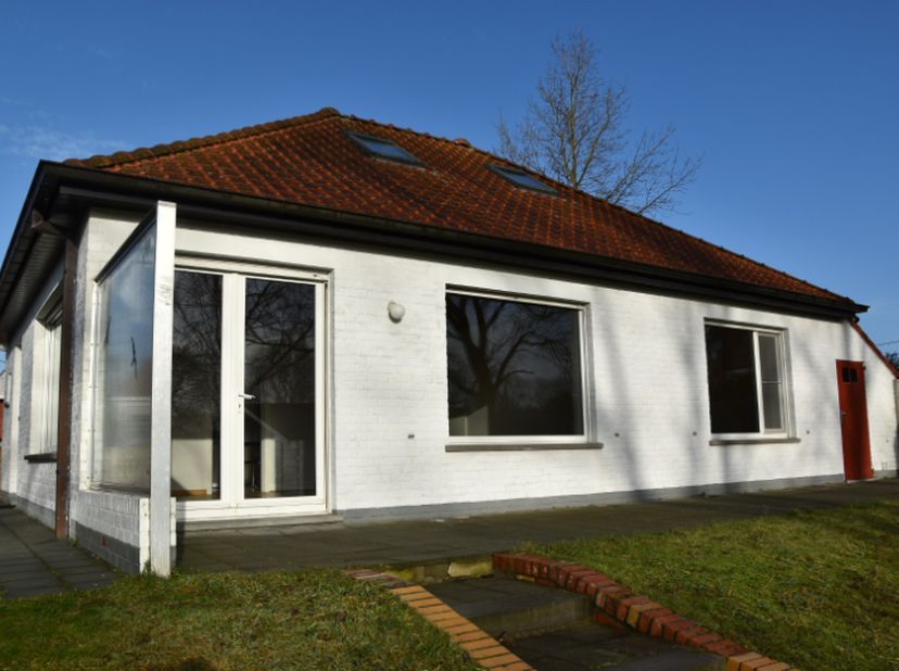 -Knusse woning tussen Koksijde bad en dorp;&lt;br /&gt;
	-Bestaande uit woonkamer met prachtig zicht op de tuin;&lt;br /&gt;
	-Geïnstalleerde keuken:&lt;br /&gt;
	-1 sl