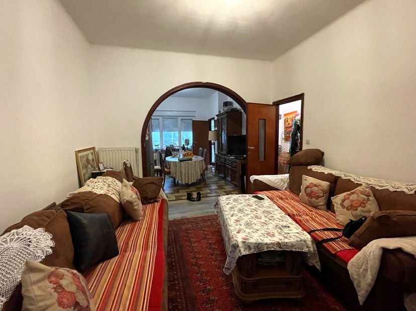 Appartement rez-de-jardin avec jardin situé dans une petite copropriété proche de nombreuses commodités.  Cet appartement est idéal comme investisseme