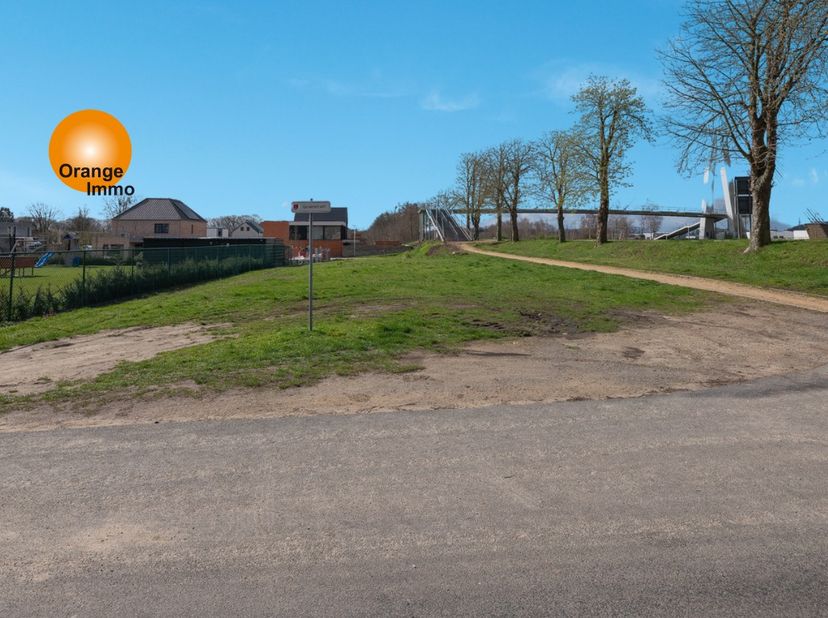 Bouwgrond van 5a (LOT 1), geschikt voor een open bebouwing, zeer rustig gelegen in een doodlopende straat. &lt;br /&gt;
&lt;br /&gt;
Verkavelingsvoorschriften (be
