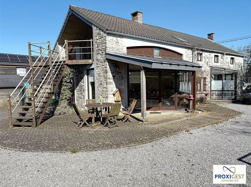 NAMUR (BONINNE) : très belle maison de caractère 4 à 5 chambres avec terrasses, garage et très beau jardin d&#039;agrément (16 a 26 ca). Situation de premi
