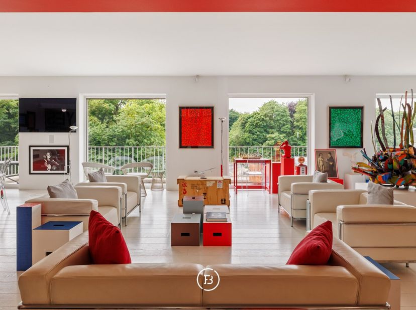 Gelegen op de vierde verdieping van een prestigieus gebouw met frontaal uitzicht op Terkamerenbos, biedt dit verfijnde appartement 345 m² aan elegante