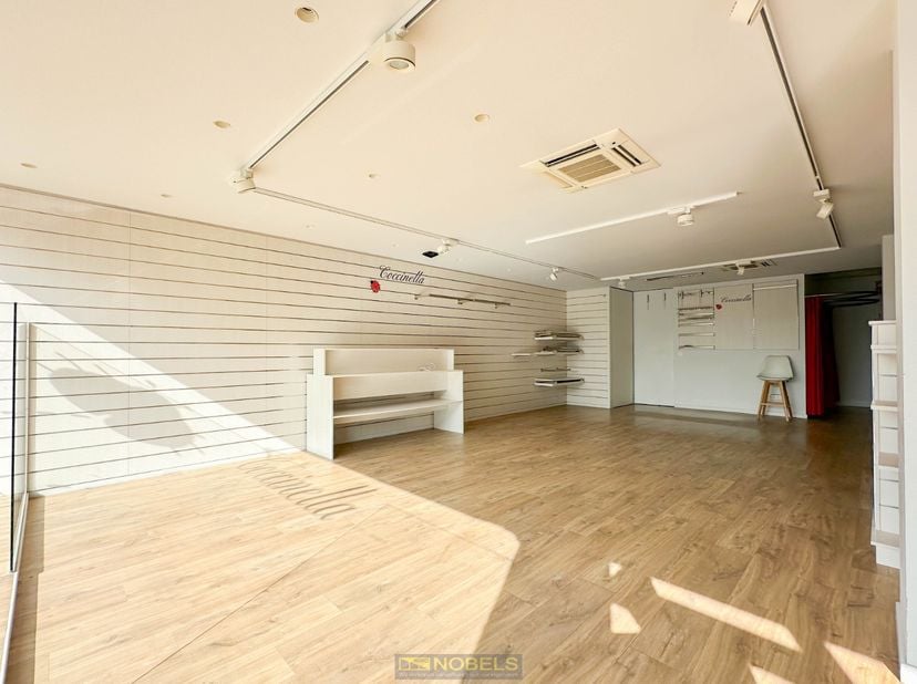 GROTE HANDELSRUIMTE (95M²), kantoorruimte of praktijkruimte op een ABSOLUTE TOPLIGGING met VEEL VISIBILITEIT! De ruimte biedt bovendien de UNIEKE MOGE