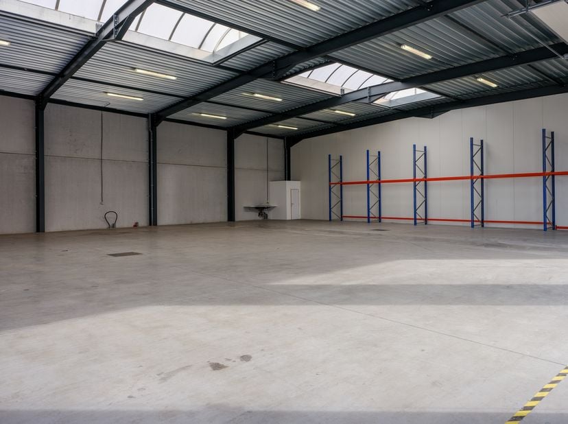 Entrepôt moderne et central (454 m²) à louer dans la zone industrielle de Zwevezele&lt;br /&gt;
Caractéristiques:&lt;br /&gt;
- Portail électrique: Hauteur: 4,5 m