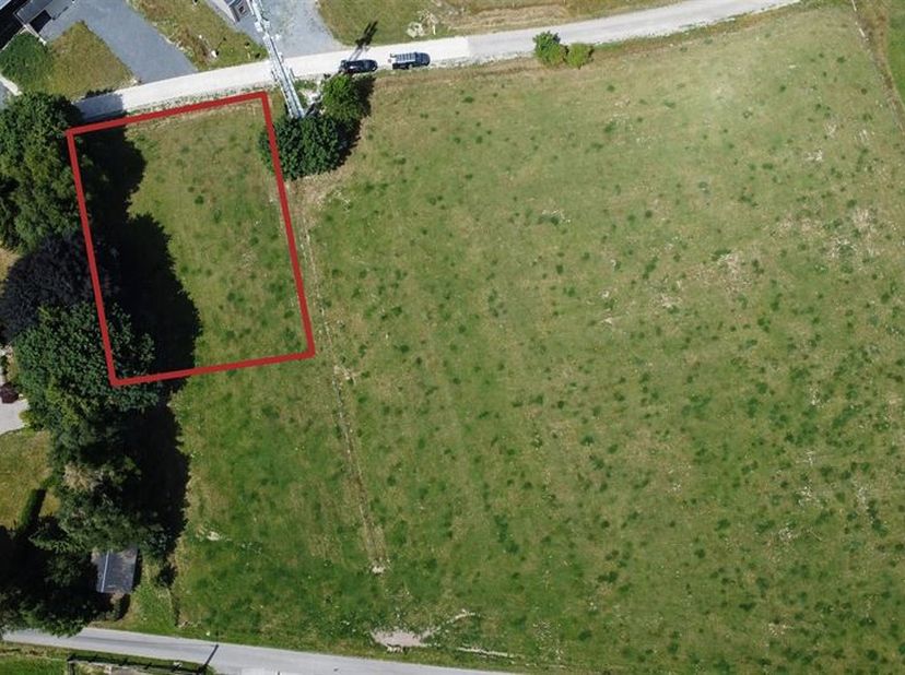 Amoureux de la campagne ? &lt;br /&gt;
Les Viviers vous présente trois terrains à bâtir situés &quot;Sur le Bâtis&quot;, sur les hauteurs de Tenneville. Celui-ci a un