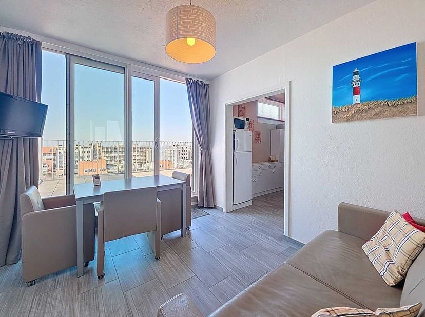 Appartement meublé et clé en main d&#039;une chambre à coucher,avec terrasse spacieuse exceptionnelle avec vue sur la mer, situé au centre de Nieuport-bain