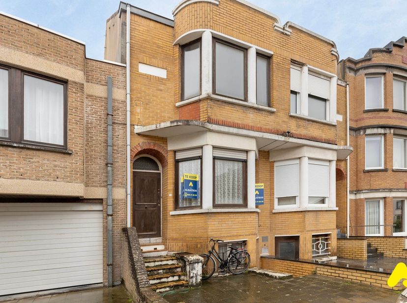 Te renoveren woning met 3 slaapkamers in het hart van De Panne!&lt;br /&gt;
&lt;br /&gt;
Deze centraal gelegen woning, op slechts 100 meter van de markt, biedt ee