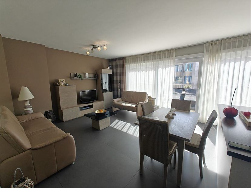 À vendre : appartement entièrement rénové avec 1 chambre à coucher et deux grandes terrasses. Le séjour lumineux avec cuisine ouverte donne accès à un
