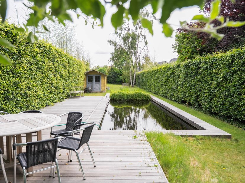 Op zoek naar een woning die wonen en werken perfect combineert? Deze uitzonderlijke eigendom biedt een unieke kans: een ruime, instapklare woning met