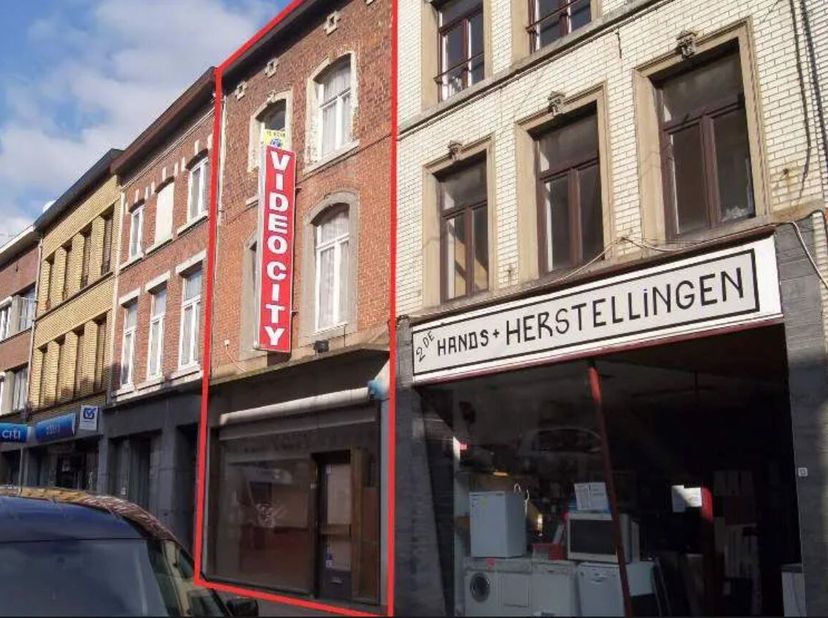 Zeer gunstig gelegen handelspand, op wandelafstand van Grote Markt, met een handelsruimte van 185 m² en tuin op het gelijkvloers. Op het 1e verdiep vi