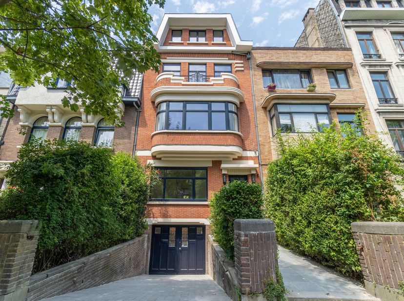 Idéalement situé entre les stations Gribaumont et Joséphine-Charlotte, dans un quartier prisé et verdoyant, ce superbe duplex rez-de-jardin de 122 m²,