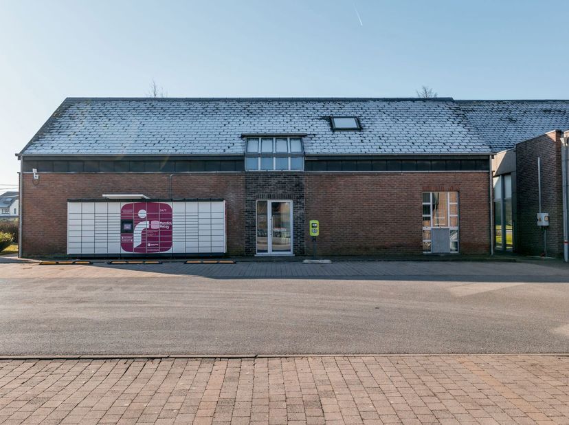 BOIS-DE-VILLERS, kantorencomplex gelegen aan een drukke verkeersader en met een uitstekende zichtbaarheid. De begane grond bestaat uit een inkomhal me