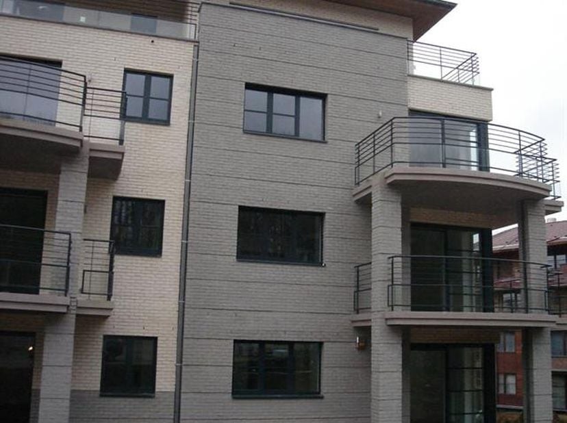 AUDERGHEM, dans un clos en face de Val Duchesse. Joli APPARTEMENT (3ch/2sdb) de 138m² avec terrasse et parkings. Situé au premier étage, il se compose