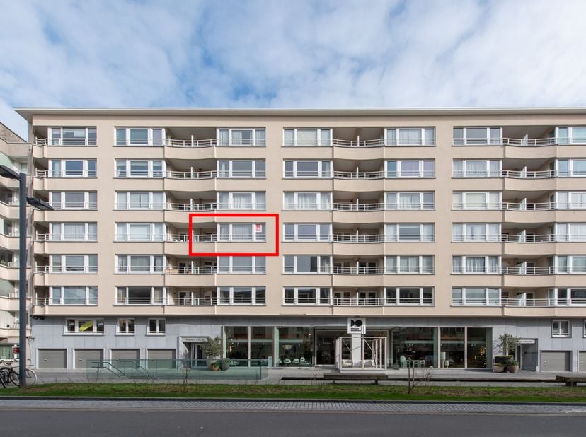 Gezellig lichtrijk appartement te koop gelegen op de derde verdieping van de verzorgde residentie &quot;L&#039;Aiglon&quot;, langs de Koninginnelaan te Oostende. Op