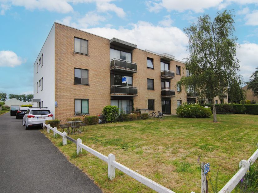 Het appartement is gelegen nabij Brugge en geniet een vlotte bereikbaarheid. Diverse winkels, horeca, scholen en openbaar vervoer bevinden zich allema