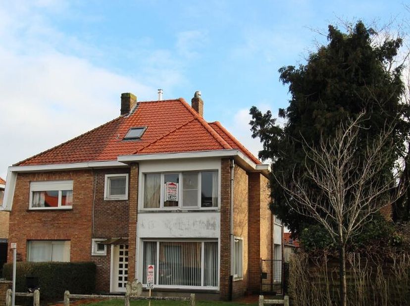 Statige halfopen bebouwing te Brugge (Sint-Andries) in een residentiële omgeving. Woning omvattende op het GELIJKVLOERS:  Inkomhal.  Gastentoilet.  Be