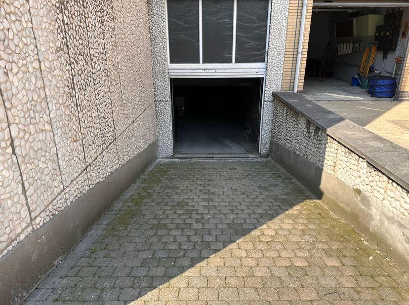 Place de parking au centre de Merksem à vendre. &lt;br /&gt;
C&#039;est également très intéressant comme investissement! Si vous souhaitez plus d&#039;informations à
