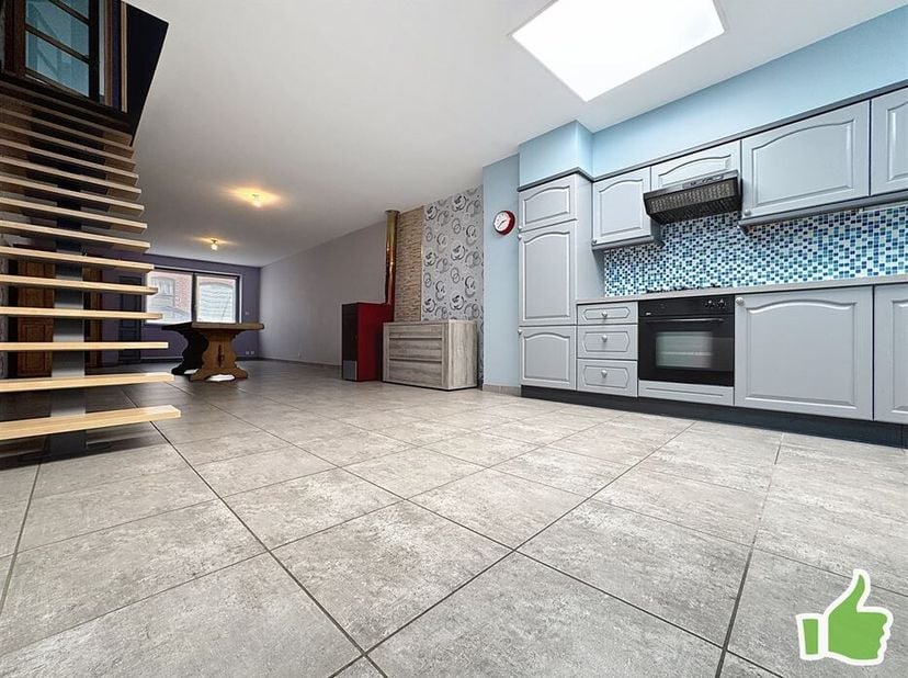 Très jolie maison à vendre à Mouscron, &lt;br /&gt;
Habitation de qualité dans un état irréprochable, on y pose ses meubles.&lt;br /&gt;
Hall d&#039;entrée, grande piè