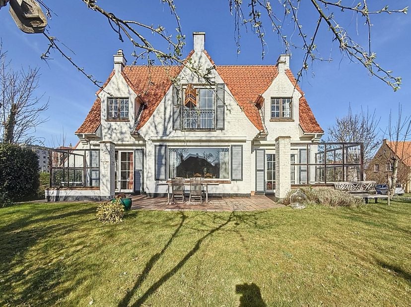 Villa côtière authentique et indépendante, située sur un terrain de 666 m² et offrant une opportunité unique de rénovation. La villa est située dans l
