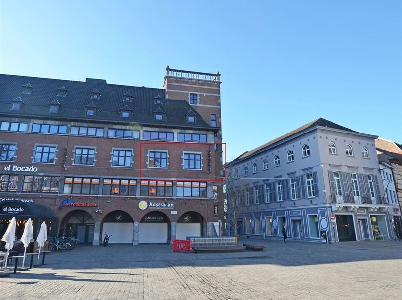 Midden in het bruisende stadscentrum treft u dit mooie appartement. Het drukke stadsleven verandert als het ware in een oase van rust, zodra u binnenk