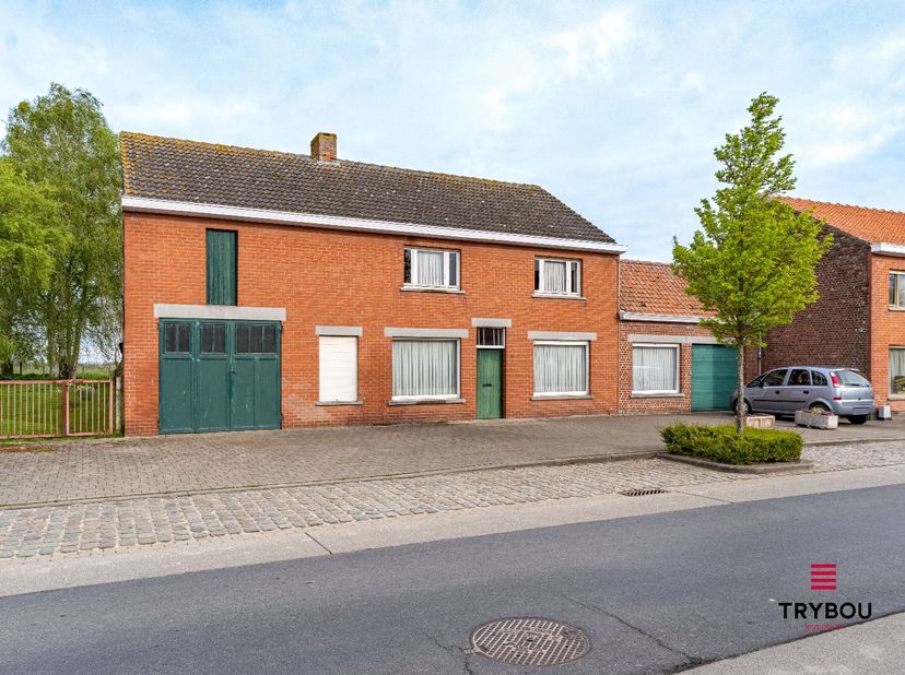 Welkom in deze unieke en zeer ruime woning waar maar liefst drie generaties hun verhaal schreven. Een thuis waar herinneringen gekoesterd werden en wa