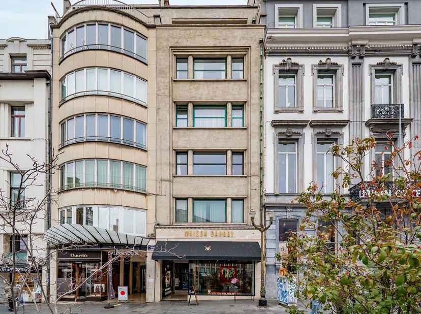 CONTACT : Stephane 0477 19 39 84 - stephane@bytheway.be - By the Way vous présente cet appartement spacieux de 170 m² avec une terrasse de 8 m² offran