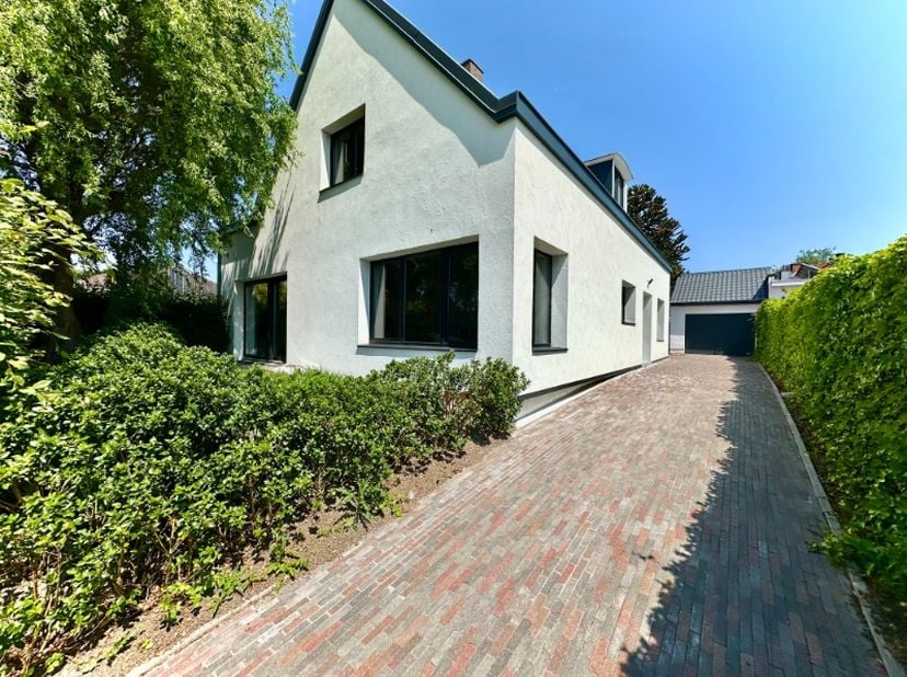 Bent u op zoek naar een instapklare woning op een toplocatie in Kortrijk? Deze volledig gerenoveerde alleenstaande woning combineert comfort, ruimte e