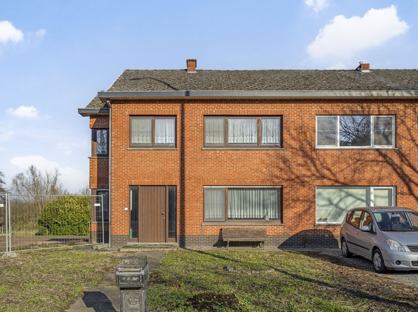 Diest: Woning met veel potentieel te koop Ben je op zoek naar een woning met tal van mogelijkheden? Deze halfopen bebouwing in Webbekom biedt een soli