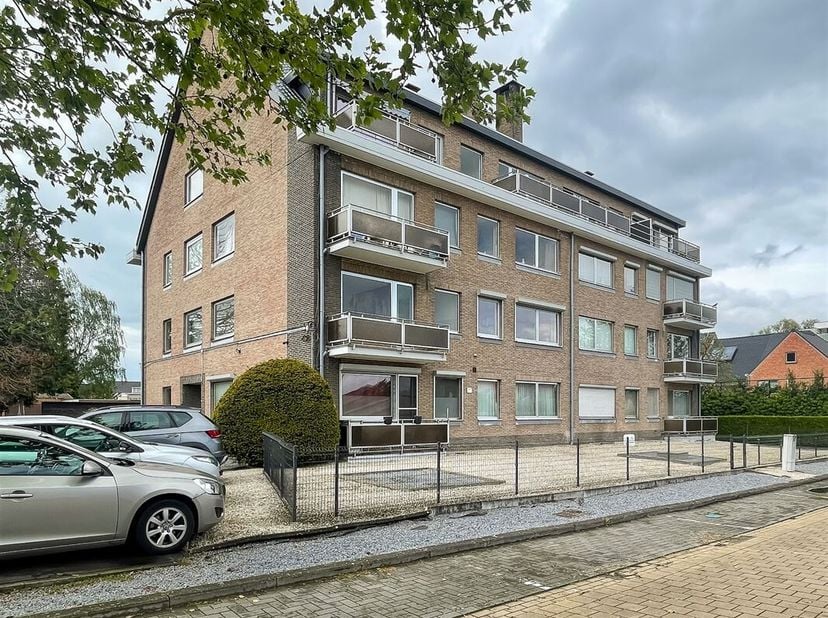 Centraal  gelegen appartement met 2 slaapkamers, garage en 2 kelderbergingen te Hasselt.&lt;br /&gt;
Dit appartement is gelegen op de grote ring van Hasselt