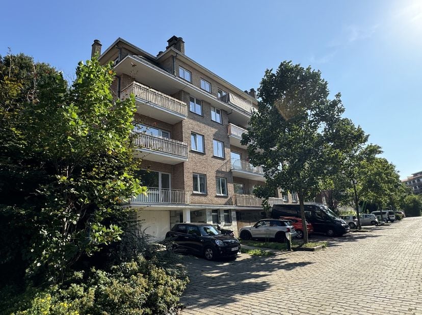 Situé à proximité du jardin de Zandbeek, au troisième étage dune copropriété calme et bien entretenue, ce magnifique studio, entièrement rénové en 202
