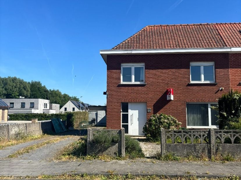 [[ CE BIEN PARTICIPE À LA JOURNÉE MAISONS OUVERTES ERA LE 14/6 DE 9:30 À 10:30 ]] Découvrez cette charmante maison semi-mitoyenne située dans un quart