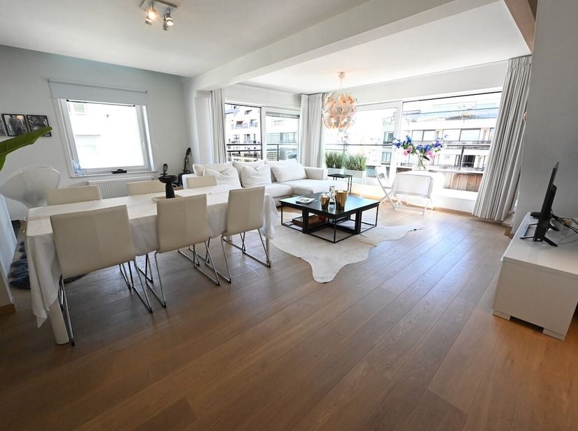 NON MEUBLÉ - Appartement en duplex au centre de Knokke-Heist avec 2 chambres à coucher.&lt;br /&gt;
Disposition : hall d&#039;entrée, toilettes pour invités, déb