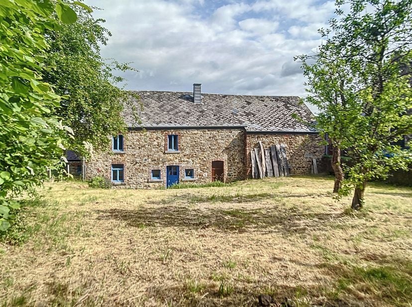 Située au cur du village de Froidfontaine, dans un environnement paisible et verdoyant, cette authentique fermette en pierre du pays séduira les amate