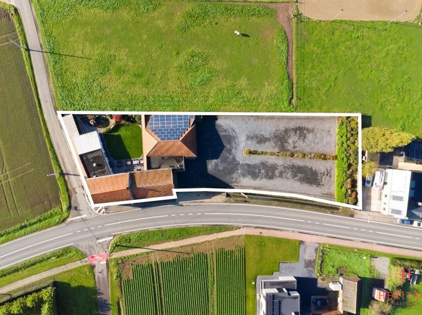 Cette propriété commerciale avec un grand parking dans un emplacement de piste très visible est située sur un terrain de 2.070 m² à Gottem (Deinze).&lt;b