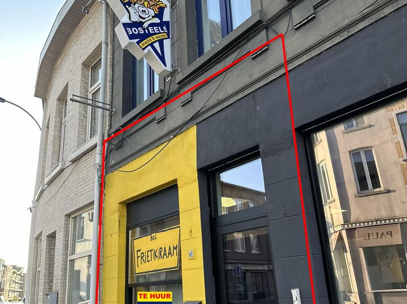 Multifunctioneel handelsgelijkvloers, ev. mogelijk voor horeca (opp. ca. 100 m²). &lt;br /&gt;
Dit pand is gelegen in de gekende Gentsestraat, naast ‘DELUXE
