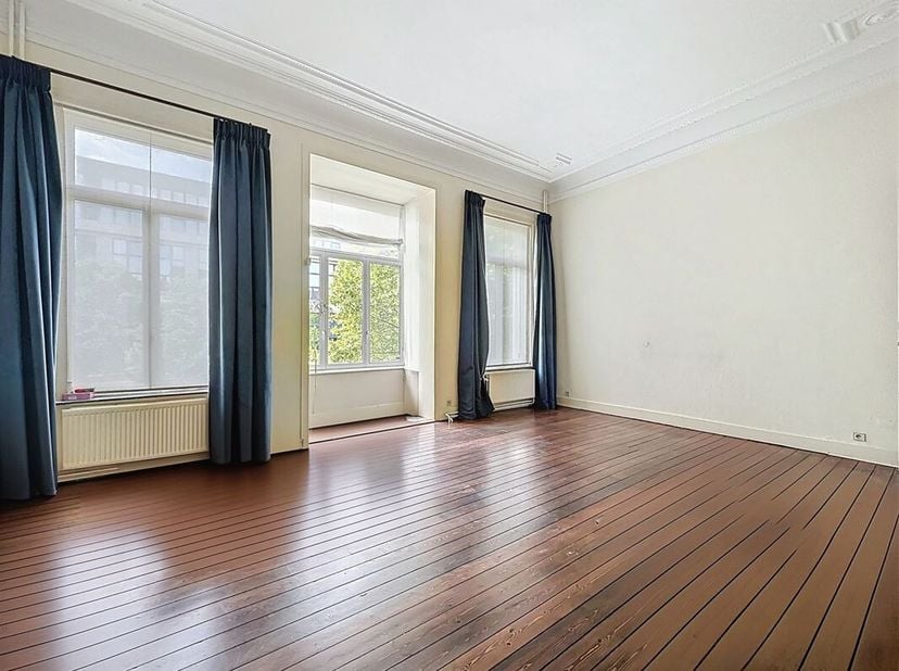 A proximité de Place St Catherine - Bel appartement duplex 1 chambre de +/- 116 m² avec sauna situé au 1er étage d&#039;un immeuble de 3 étages composé com