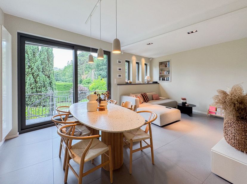 FOREST - Proche de la Commune d&#039;Uccle et Uccle-Stalle, charmante MAISON (3ch/1sdb/1bur) unifamiliale. Elle se compose au rez-de-chaussée, d&#039;un hall d&#039;