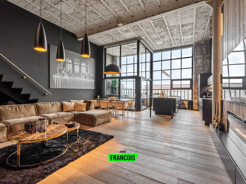 Ontdek deze uitzonderlijk gelegen loft in Avelgem, een perfecte combinatie van moderne luxe en industriële charme. Gevestigd op de eerste verdieping v