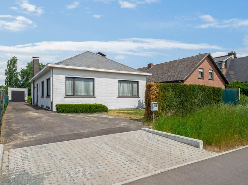 Deze woning is gunstig gelegen en heeft bijzonder veel potentieel.&lt;br /&gt;
&lt;br /&gt;
De inkomhal met toilet, brengt ons naar de nachthal waar zich 3 ruime
