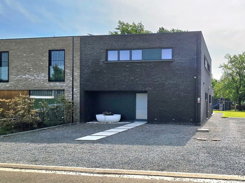 Deze ruime, energiezuinige, jonge en instapklare woning staat in een mooie rustige residentiële en kindvriendelijke omgeving in een doodlopende straat