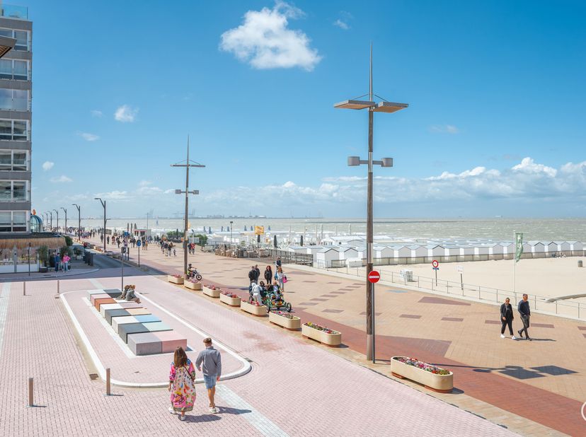 Ce superbe appartement d&#039;angle baigné de lumière offre une vue mer frontale imprenable et bénéficie dun emplacement privilégié à Knokke. Grâce à ses g