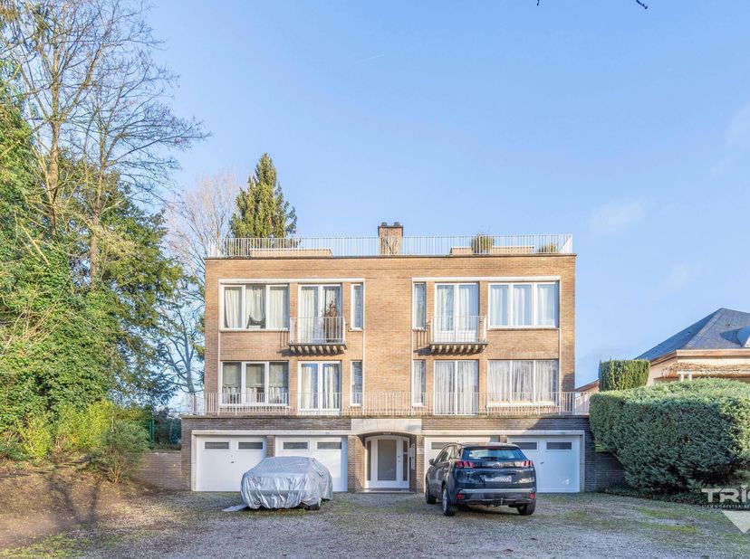 *** OPTION - DANS L&#039;ATTENTE DE LA SIGNATURE DU COMPROMIS *** Lumineux appartement 2 chambres (+/- 100m²) avec jardin situé au 1er étage/3 d&#039;une petite